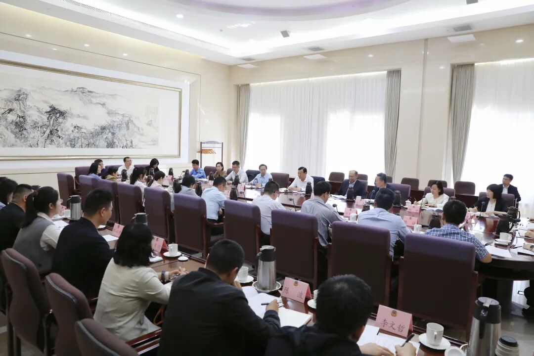 市政协机关召开青年干部座谈会